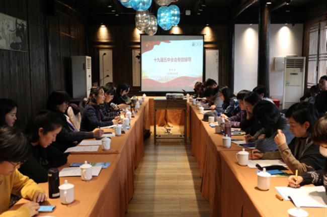 院长黄杭娟为美术系作十九届五中全会专题讲座372.png