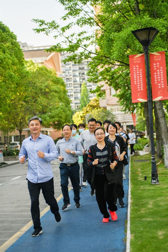 1校领导领跑合影.jpg